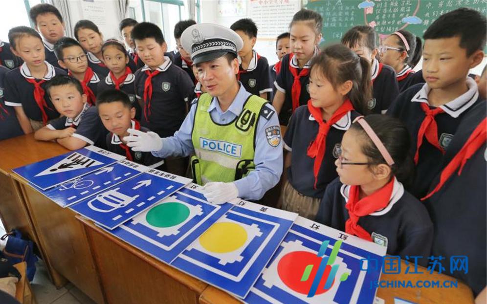 連云港民警走進校園開展暑假前最后一堂交通安全教育課活動