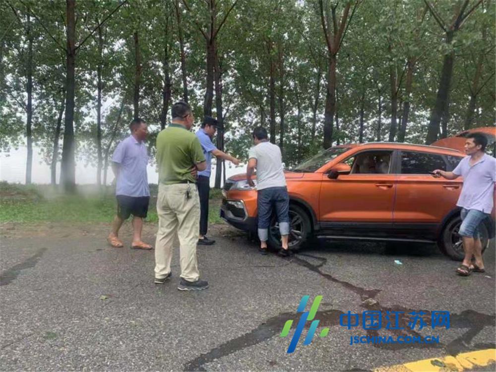 駕車涉水遇險情 灌云縣公安局侍莊派出所民警冒雨齊救援