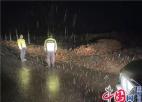  句容城管局冒雨夜查推進(jìn)大氣污染防治