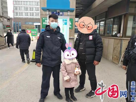 女孩意外走失 民警幫助找到家人