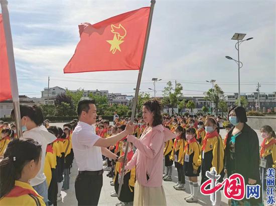 江蘇省響水縣運河中心小學舉行“喜迎二十大 永遠跟黨走”入隊儀式