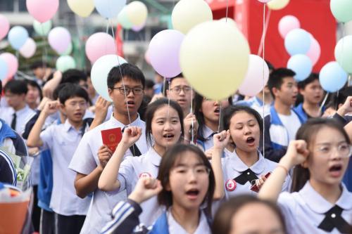 十八而志正青春 踔厲奮發(fā)向未來——榮縣中學(xué)高2021級(jí)舉行感恩責(zé)任主題教育活動(dòng)暨成人儀式