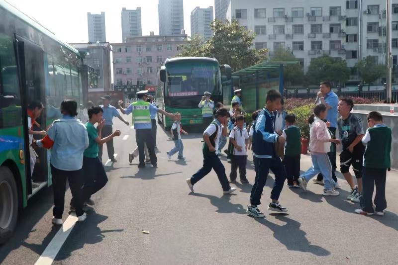 公交車廂變課堂 安全演練助“雙減”