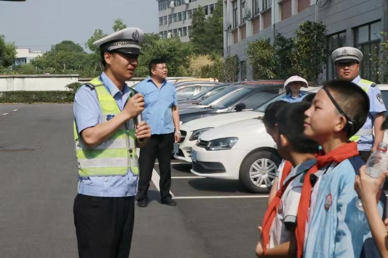 公交車廂變課堂 安全演練助“雙減”