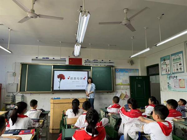 勝利街小學五年級七班母親節主題班會紀實