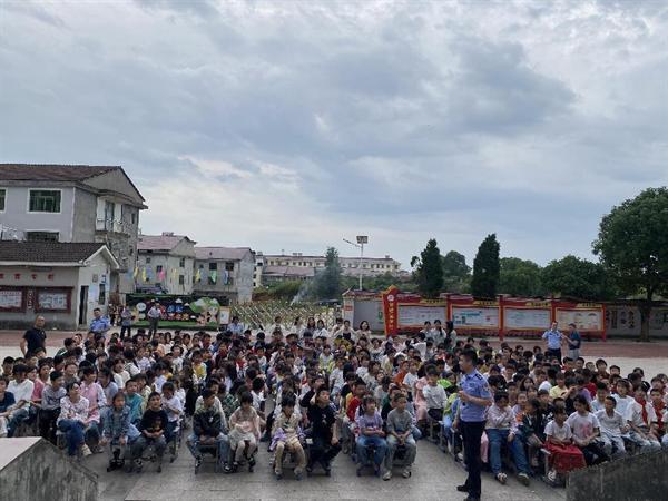 牢記“六個不” 做到“兩個會”——公安干警防溺水“一堂課”走進里塔鎮中心小學校園