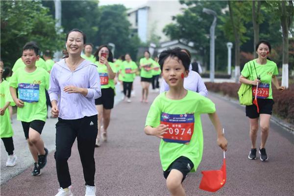 “善行果州 為愛奔跑”“凸酒杯”2024年南充市關愛“困境兒童”公益健康跑嘉陵站鳴槍開跑