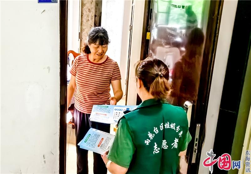 南京雨花城管開展“入戶宣傳我先行 環境整治人人曉”志愿服務活動