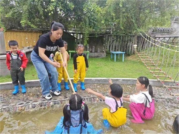 宜賓市翠屏區金秋湖鎮明威中心幼兒園開展防溺水安全教育宣傳活動