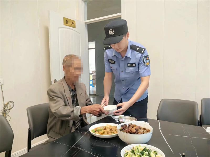 老人困境沒著落 民警幫助情切切