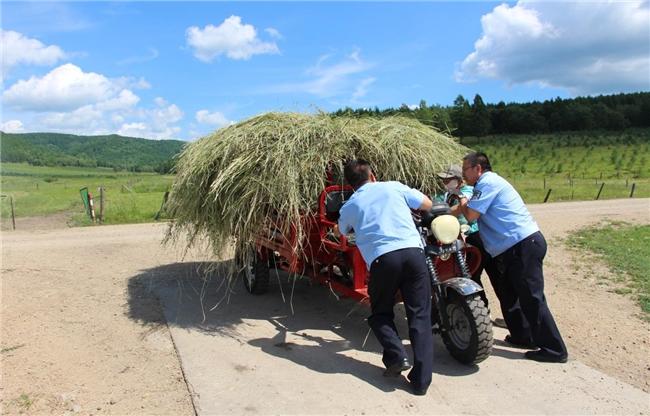 夏季行動 民警助力沒油車輛解困